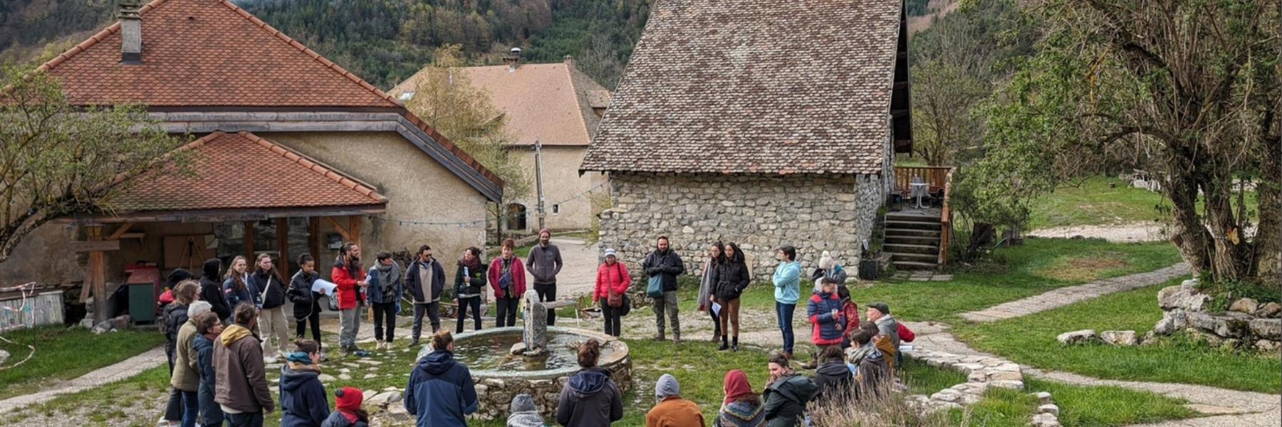 The stone wall of the Hôtellerie II (France)